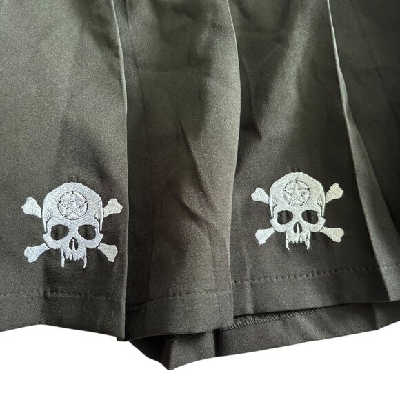 Widow Dollskill Pleated Mini Skirt Size 1X Black Embroidered Skull Crossbones - Picture 3 of 5